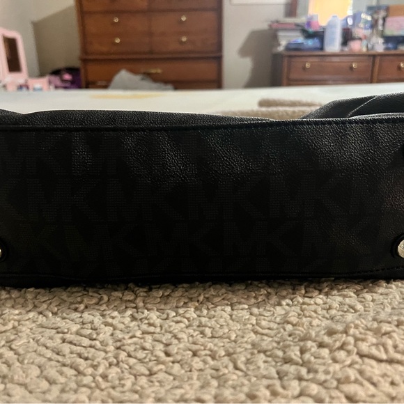 Michael Kors Handbag - Picture 7 of 9